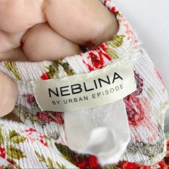 Floral off the shoulder Top Size Medium - Picture 7 of 9